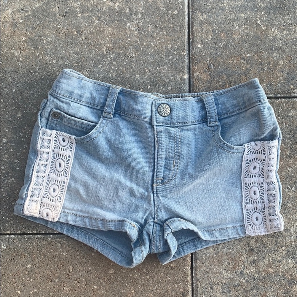 Light jean girls shorts with macrame detail